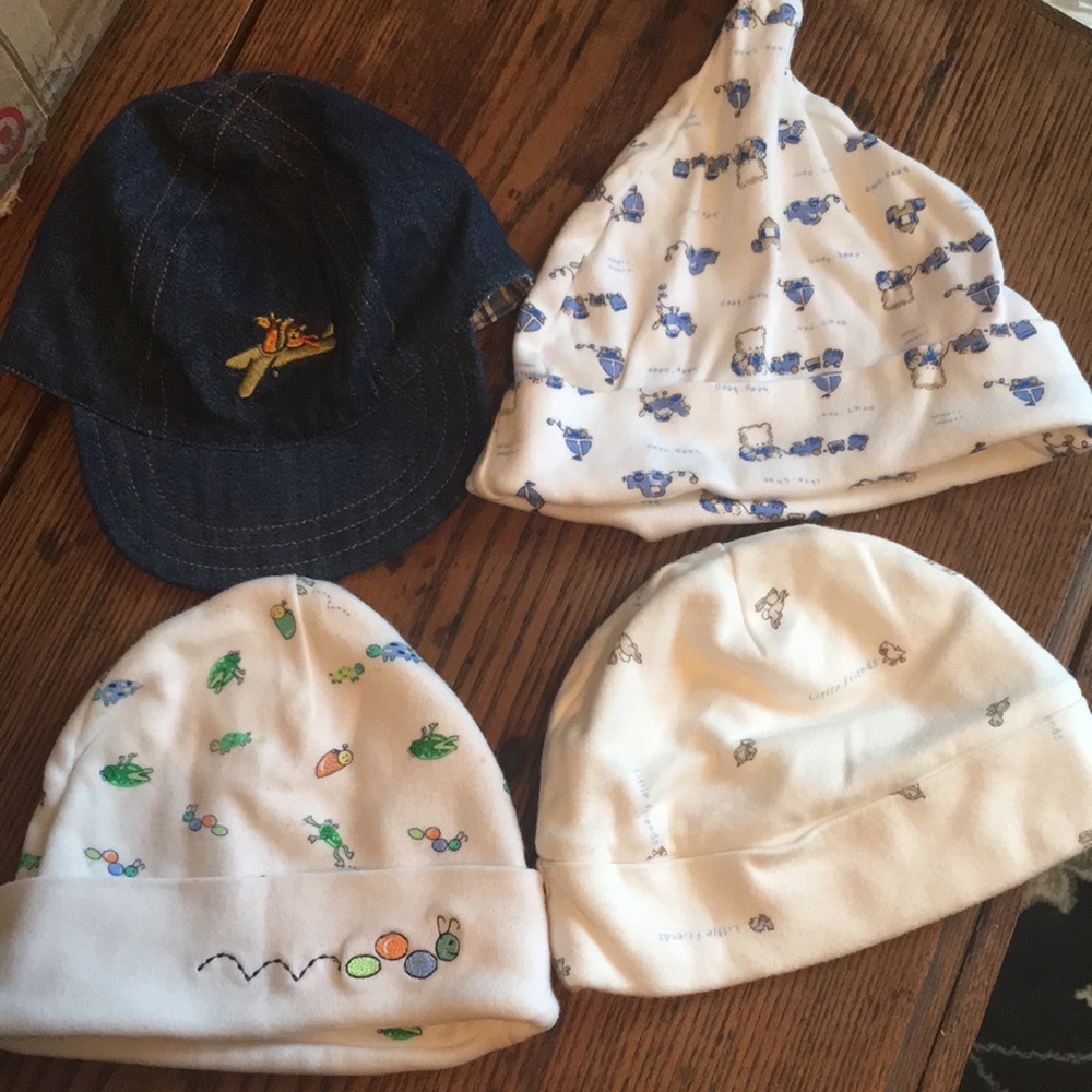 Bundle of 3 adorable baby hats 👣